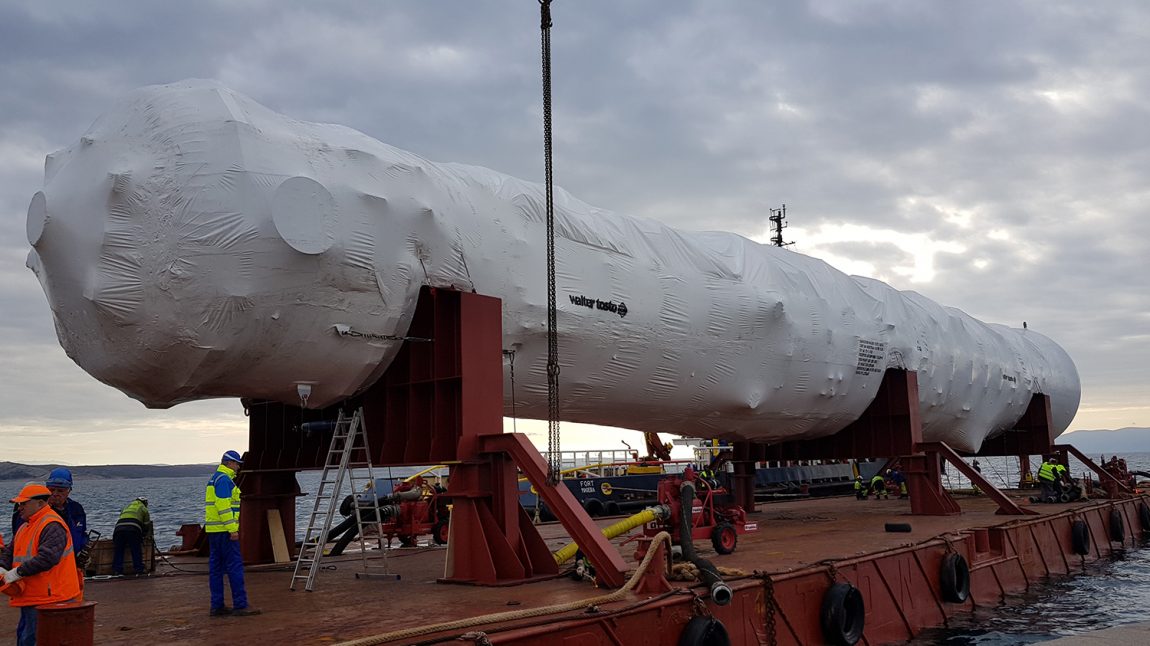 To streamline the installation of the column, Sulzer’s specialized team decided to deliver the column in one piece, with all internals already pre-installed.